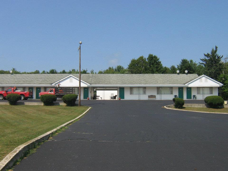Chapel Hill Motel Brevort エクステリア 写真