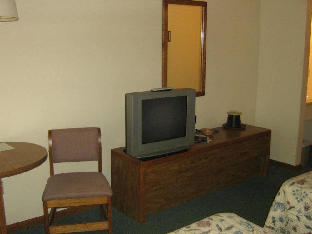 Chapel Hill Motel Brevort エクステリア 写真