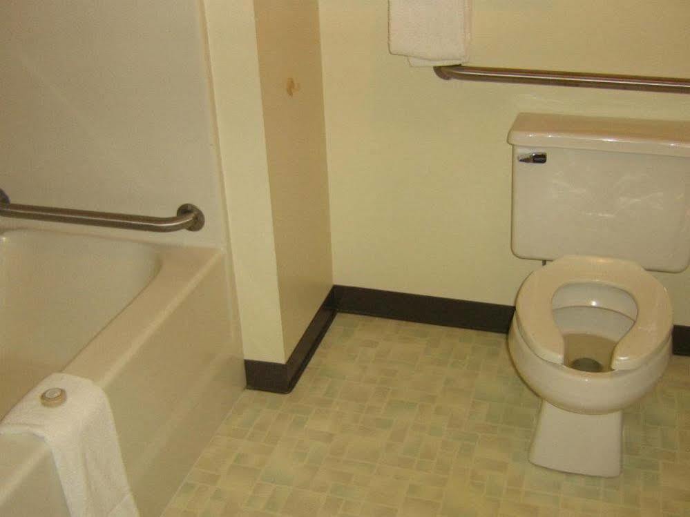 Chapel Hill Motel Brevort エクステリア 写真