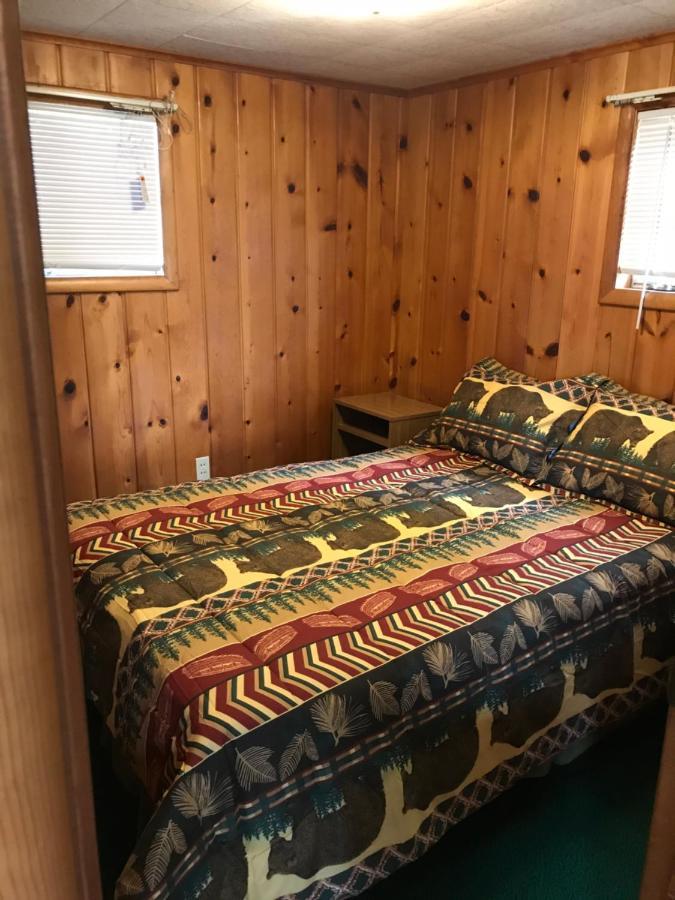 Chapel Hill Motel Brevort エクステリア 写真